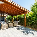 Semi Detached In Complex With Shared Semi Olympic Swimming Pool In * クシャダス