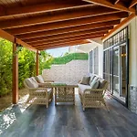 Semi Detached In Complex With Shared Semi Olympic Swimming Pool In クシャダス
